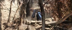 Ein Mann beseitigt die Trümmer eines eingestürzten Hauses, nachdem ein starkes Erdbeben am Sonntag den Osten Afghanistans erschüttert, viele Menschen getötet und Dörfer in der Provinz Kunar zerstört hat.