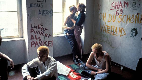 Junge ostdeutsche Punks im Jahr 1982. 