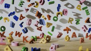 Lange Wörter sind schwer zu lesen. Sie lösen sich vor dem Auge mitunter in einen Brei aus Buchstaben auf. 