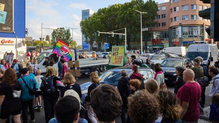 Die Demonstranten klagen über das Verkehrschaos nach Öffnung eines neuen A100-Bauabschnitts.