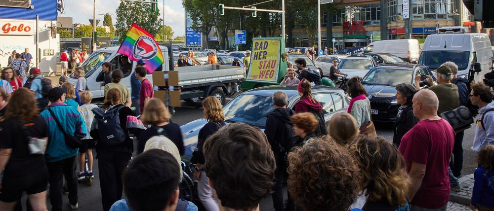 Die Demonstranten klagen über das Verkehrschaos nach Öffnung eines neuen A100-Bauabschnitts.