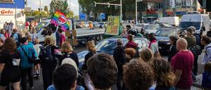 Die Demonstranten klagen über das Verkehrschaos nach Öffnung eines neuen A100-Bauabschnitts.