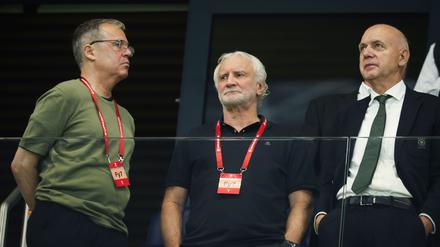 Verspricht einen anderen Auftritt im nächsten Spiel: DFB-Geschäftsführer Andreas Rettig (l).