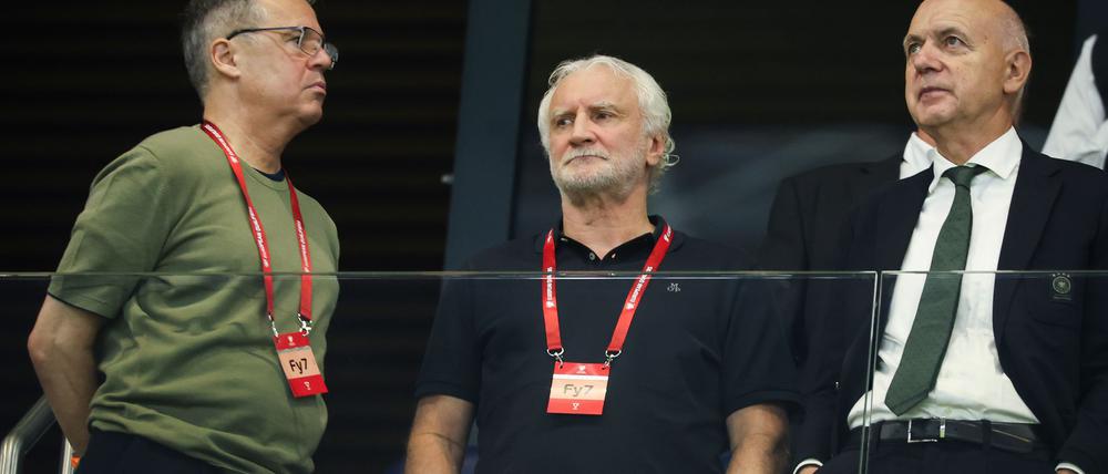 Verspricht einen anderen Auftritt im nächsten Spiel: DFB-Geschäftsführer Andreas Rettig (l).