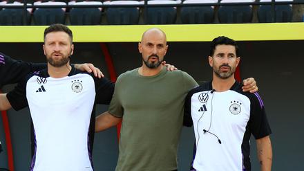 U21-Nationaltrainer Antonio Di Salvo (m) durfte sich über einen Sieg freuen.