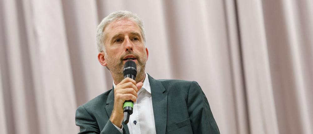 Boris Palmer am Mikrofon in der Turnhalle.