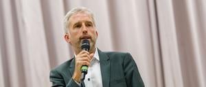 Boris Palmer am Mikrofon in der Turnhalle.