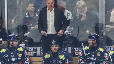 Trainer Serge Aubin und die Eisbären Berlin verlieren in der CHL gegen Rauma.