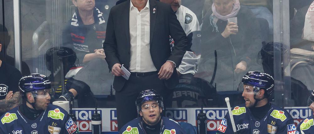 Trainer Serge Aubin und die Eisbären Berlin verlieren in der CHL gegen Rauma.