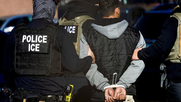 Beamte der US-Einwanderungsbehörde verhaften einen Migranten. 
