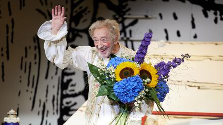 „Happy Birthday“: Zum Geburtstag bekam Hallervorden einen großen Blumenstrauß und ein Ständchen.