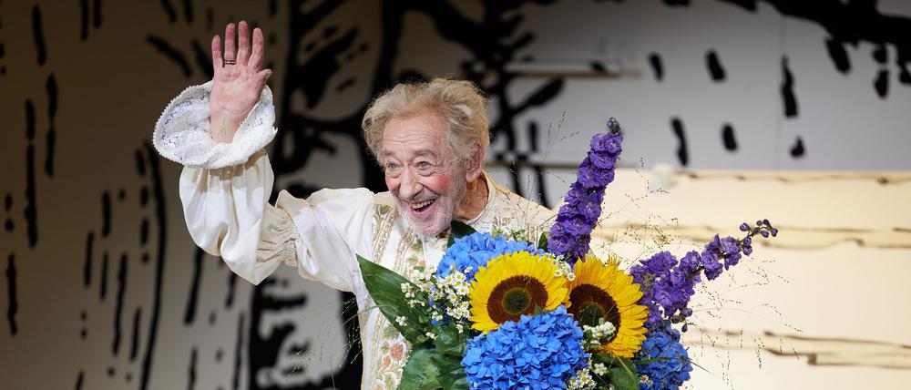 „Happy Birthday“: Zum Geburtstag bekam Hallervorden einen großen Blumenstrauß und ein Ständchen.