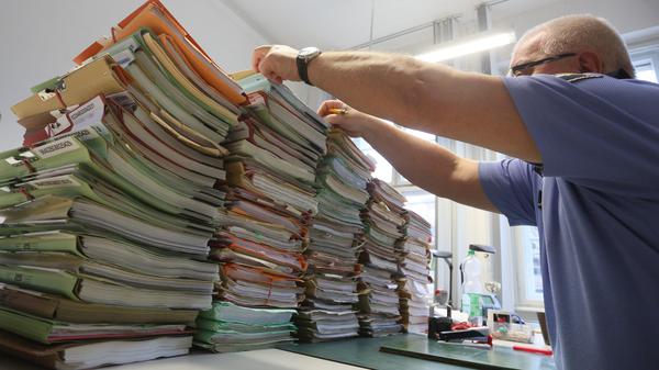 Wie die Akten in diesem Symbolbild stapelt sich die Arbeit in den Schulämtern.