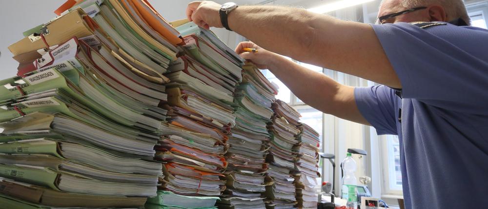 Wie die Akten in diesem Symbolbild stapelt sich die Arbeit in den Schulämtern.