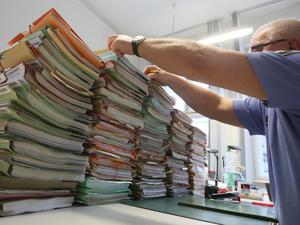 Wie die Akten in diesem Symbolbild stapelt sich die Arbeit in den Schulämtern.