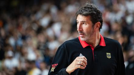 Basketball-Bundestrainer Alex Mumbru kehrt im EM-Achtelfinale zurück.