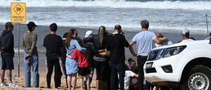 Familienangehörige und Freunde trauerten am Strand um das Opfer.