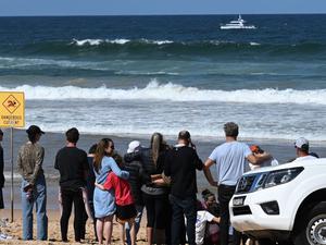 Familienangehörige und Freunde trauerten am Strand um das Opfer.