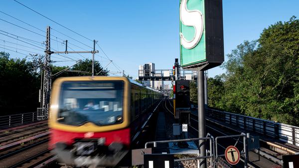 Eine S-Bahn fährt in den S-Bahnhof Tiergarten ein. (Symbolbild)