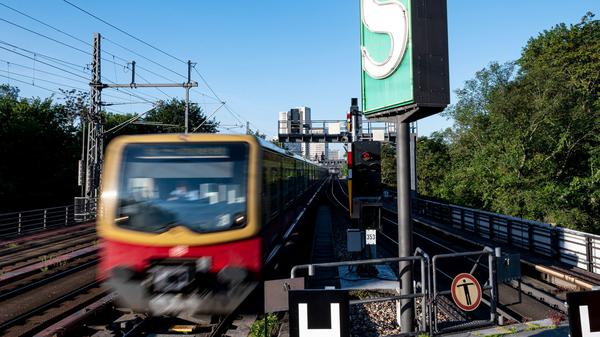Eine S-Bahn fährt in den S-Bahnhof Tiergarten ein. (Symbolbild)
