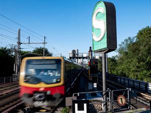 Eine S-Bahn fährt in den S-Bahnhof Tiergarten ein. (Symbolbild)