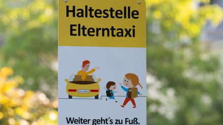 Für Schulen sind die „Elterntaxis“ oft eine Herausforderung. (Archivbild)