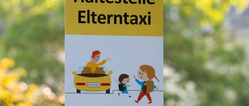 Für Schulen sind die „Elterntaxis“ oft eine Herausforderung. (Archivbild)