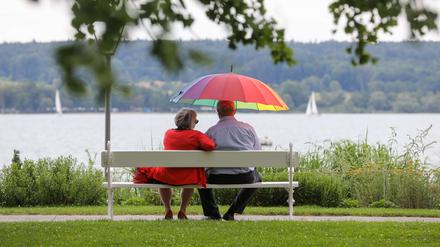 Mit ungetrübtem Blick in die Zukunft schauen: Rentner sitzen am See.