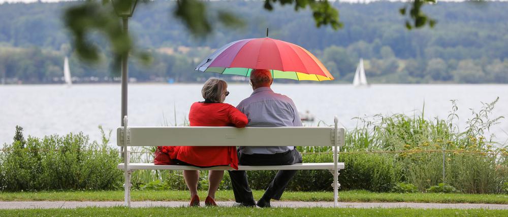 Mit ungetrübtem Blick in die Zukunft schauen: Rentner sitzen am See.