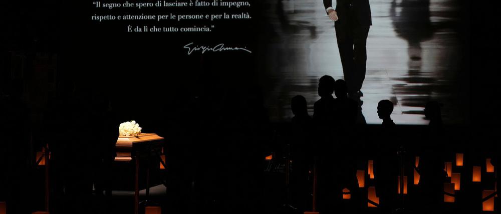 Der Sarg steht in dem Saal, in dem Giorgio Armani früher seine Modeschauen abnahm.