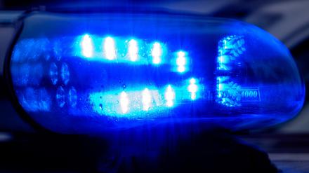 Blaulicht leuchtet auf einem Fahrzeug der Polizei. (Symbolbild)