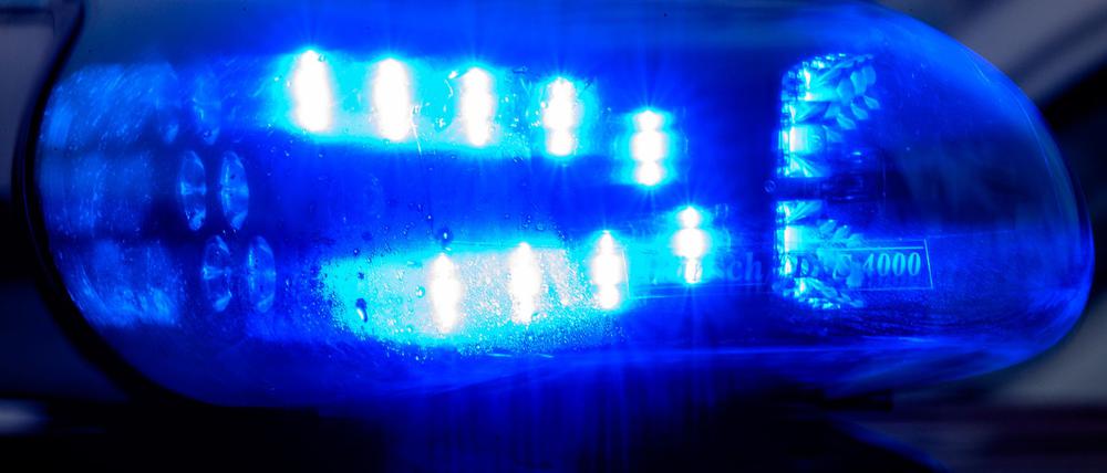 Blaulicht leuchtet auf einem Fahrzeug der Polizei. (Symbolbild)
