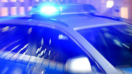 Ein Mann wird in Berlin-Neukölln mit einer Schere verletzt. (Symbolbild)