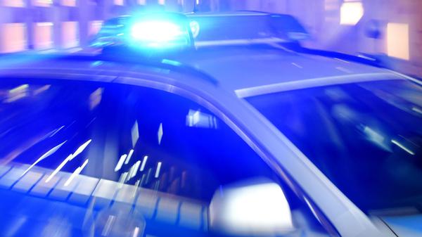 Ein Mann wird in Berlin-Neukölln mit einer Schere verletzt. (Symbolbild)