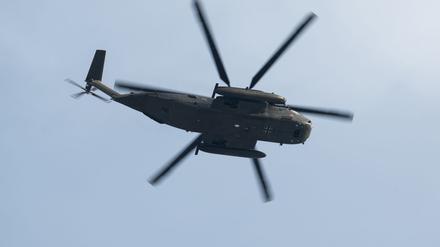 Beim Abseilen vom Hubschrauber verlor der Soldat den Halt. (Symbolbild)