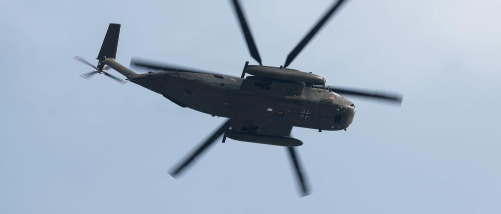 Beim Abseilen vom Hubschrauber verlor der Soldat den Halt. (Symbolbild)