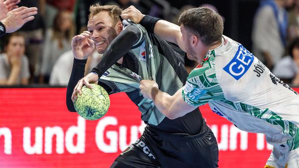Welthandballer Mathias Gidsel (l.) stemmte sich vergeblich gegen die Niederlage.