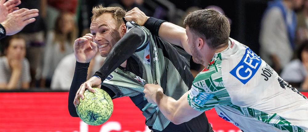 Welthandballer Mathias Gidsel (l.) stemmte sich vergeblich gegen die Niederlage.