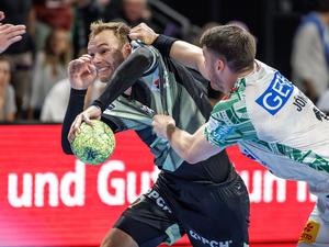 Welthandballer Mathias Gidsel (l.) stemmte sich vergeblich gegen die Niederlage.