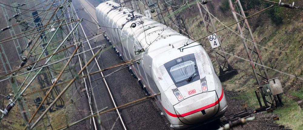 Ein ICE fährt auf der Bahntrasse zwischen Hannover und Hamburg.