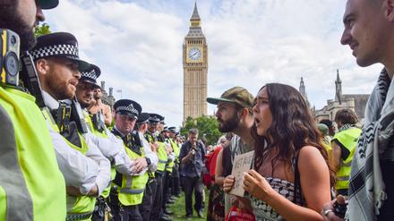 Teilweise soll es zu aggressivem Verhalten gegenüber Polizisten gekommen sein.