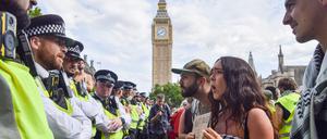 Teilweise soll es zu aggressivem Verhalten gegenüber Polizisten gekommen sein.