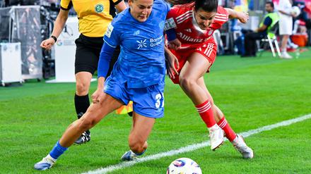 Leverkusens Nationalspielerin Carlotta Wamser (l) ringt mit Bayerns Jovana Damnjanovic um den Ball.
