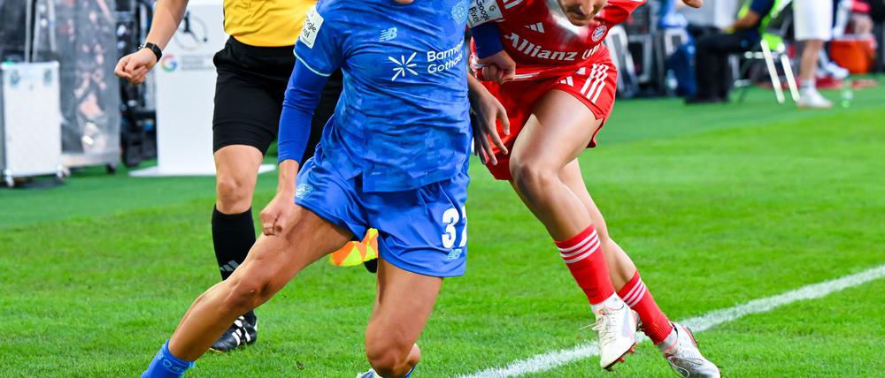 Leverkusens Nationalspielerin Carlotta Wamser (l) ringt mit Bayerns Jovana Damnjanovic um den Ball.
