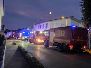 Beim teilweisen Einsturz eines Supermarktdachs in Lauchringen in Baden-Württemberg sind am Abend zwei Menschen schwer verletzt worden.