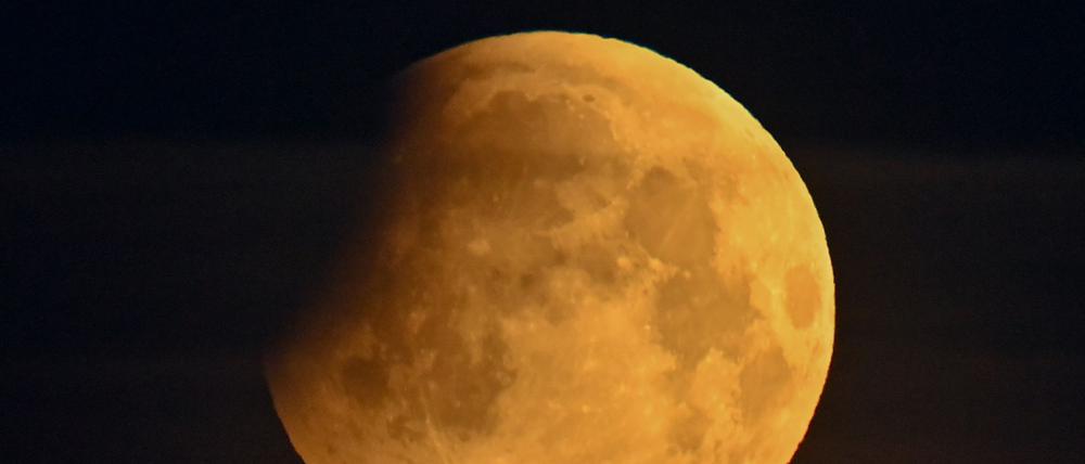 Bei einer Mondfinsternis leuchtet der Mond rötlich. (Archivbild)