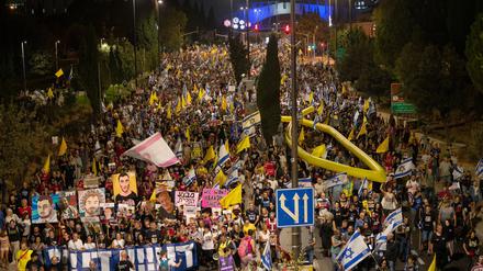 Zigtausende Demonstranten in Jerusalem forderten ein Abkommen zur Beendigung des Krieges.