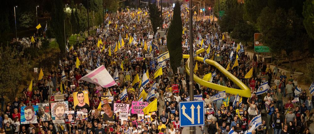 Zigtausende Demonstranten in Jerusalem forderten ein Abkommen zur Beendigung des Krieges.