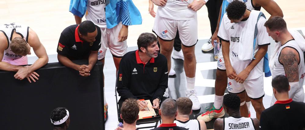 Bundestrainer Alex Mumbru ist zurück - und Deutschlands Basketballer siegen auch für ihn.