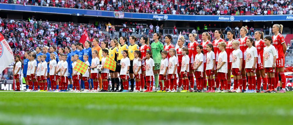 Große Kulisse: Mehr Fans hatte noch kein Vereinsspiel zweier Frauen-Teams in Deutschland.